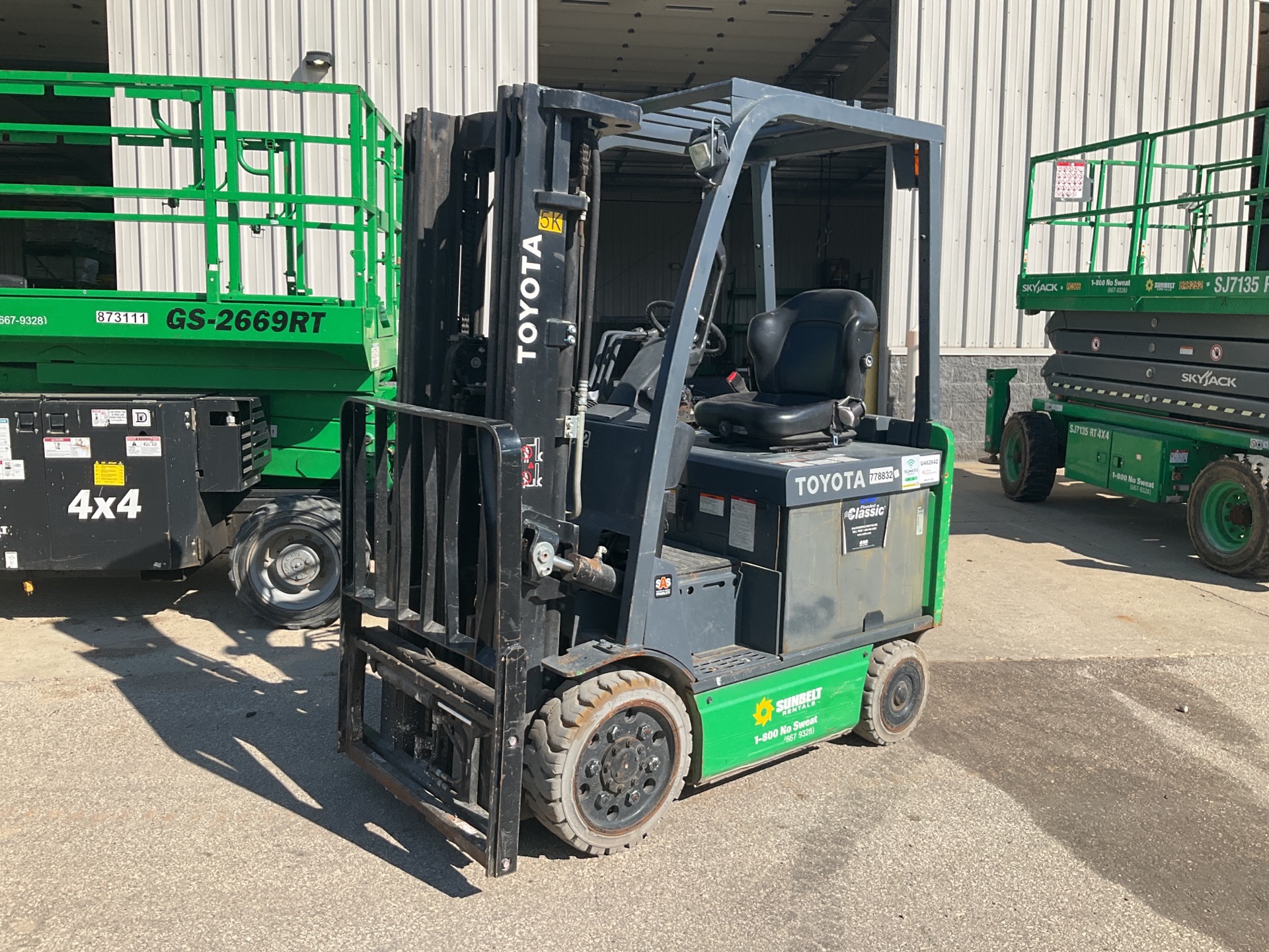 2015 Toyota 8FBCU25 4400 lb 4x2 Rough Terrain Forklift