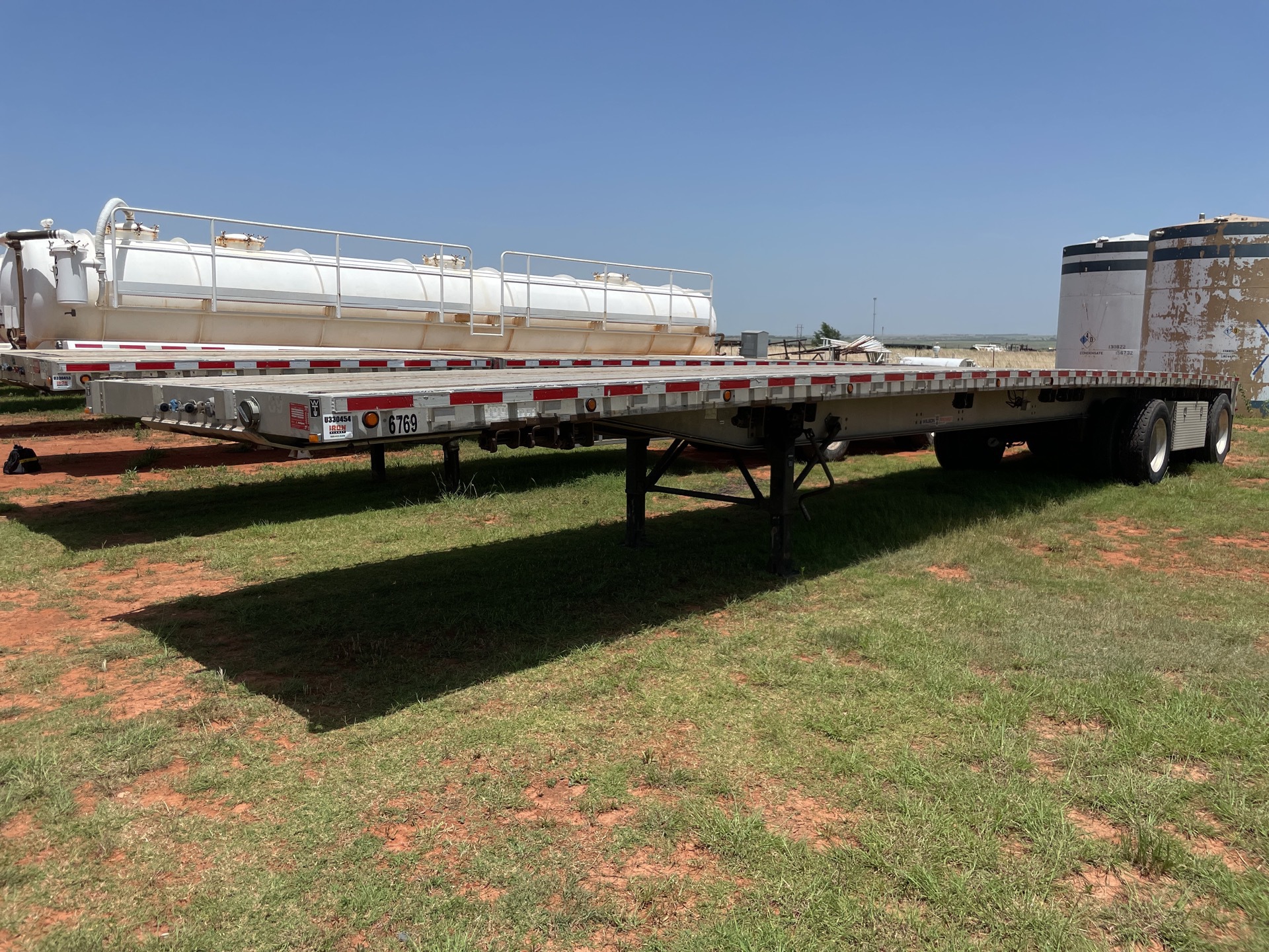 2002 Wilson CF-900 Spread Axle Flatbed Trailer