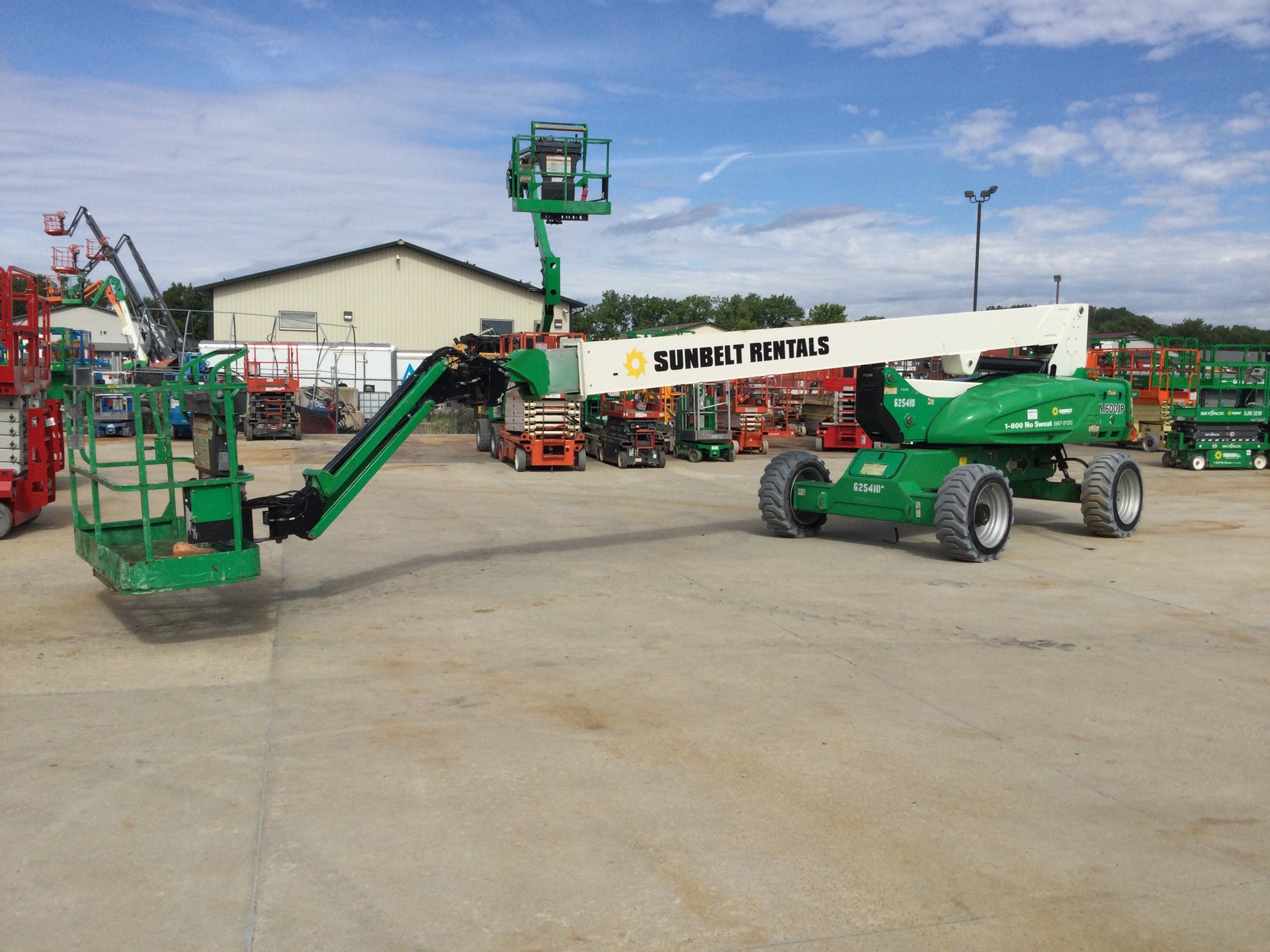 2014 JLG M600JP 4WD Diesel Articulating Boom Lift