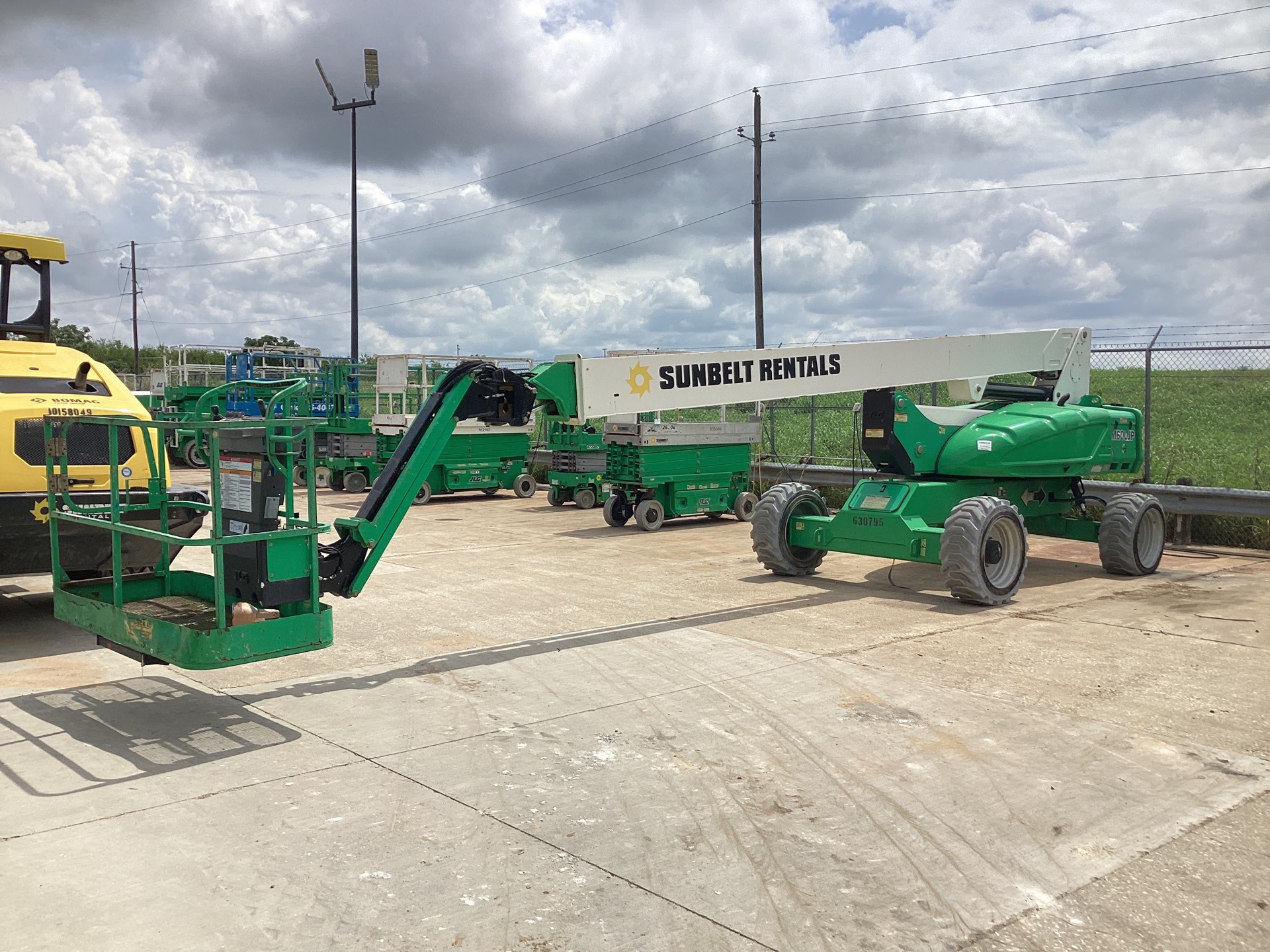 2014 JLG M600JP Diesel Articulating Boom Lift