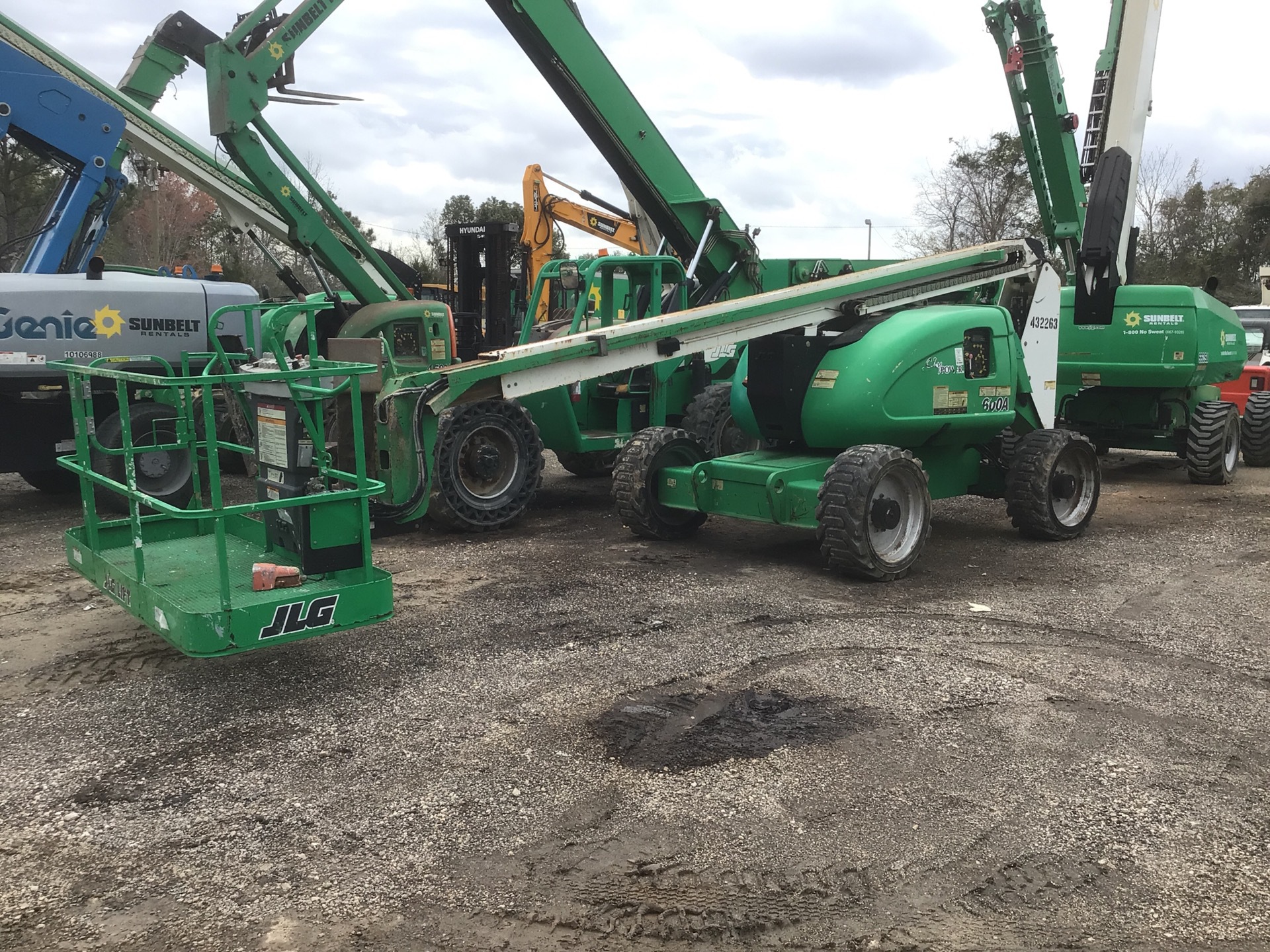 2012 JLG 600A 4WD Diesel Articulating Boom Lift