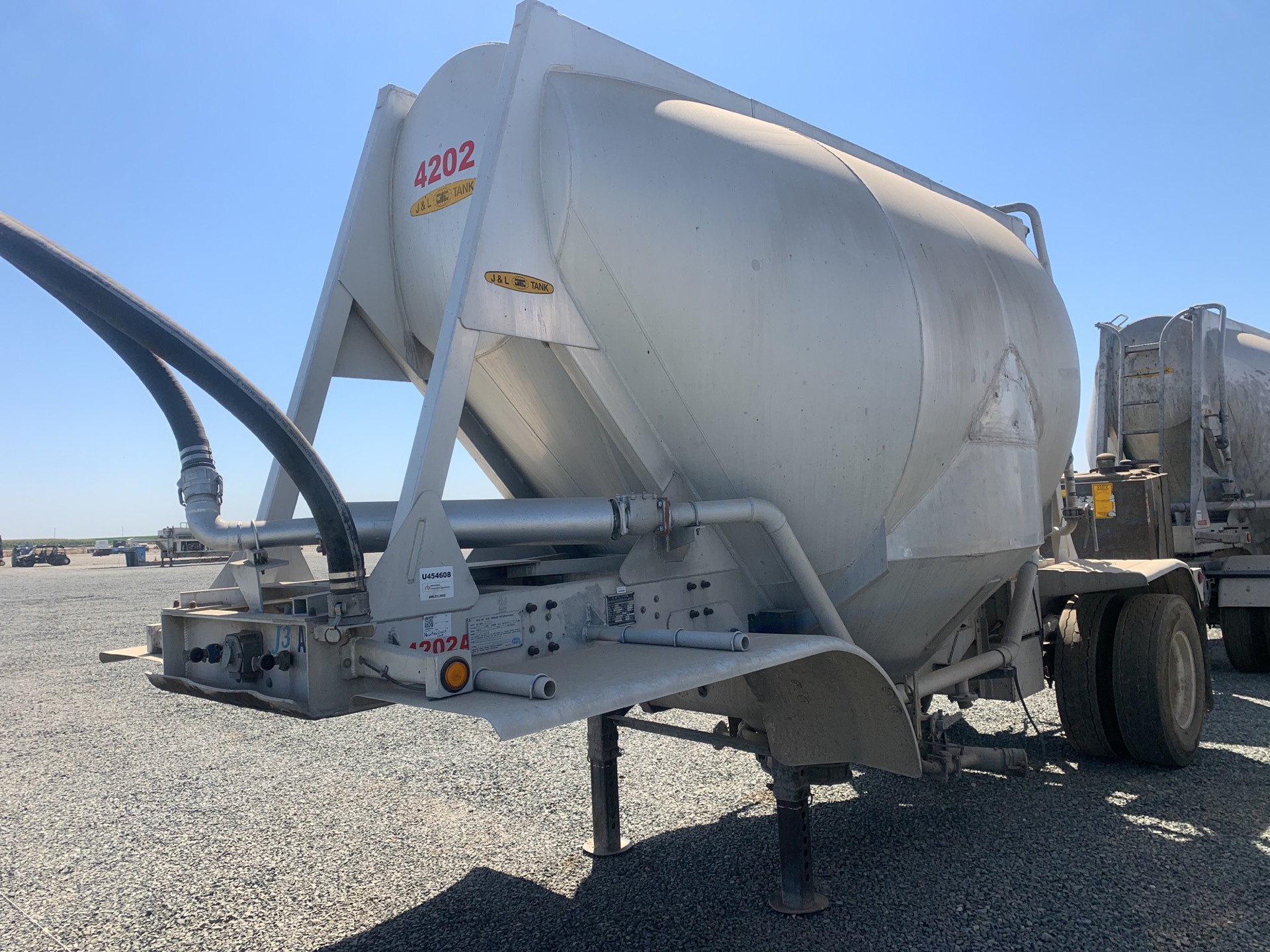 1997 J&L Tank  570 cft Lead Pneumatic Bulk Trailer