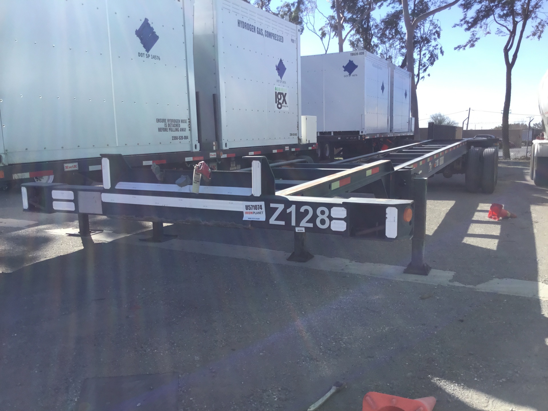 2002 Chassis King  40 ft 8 in x 96 in T/A Container Trailer