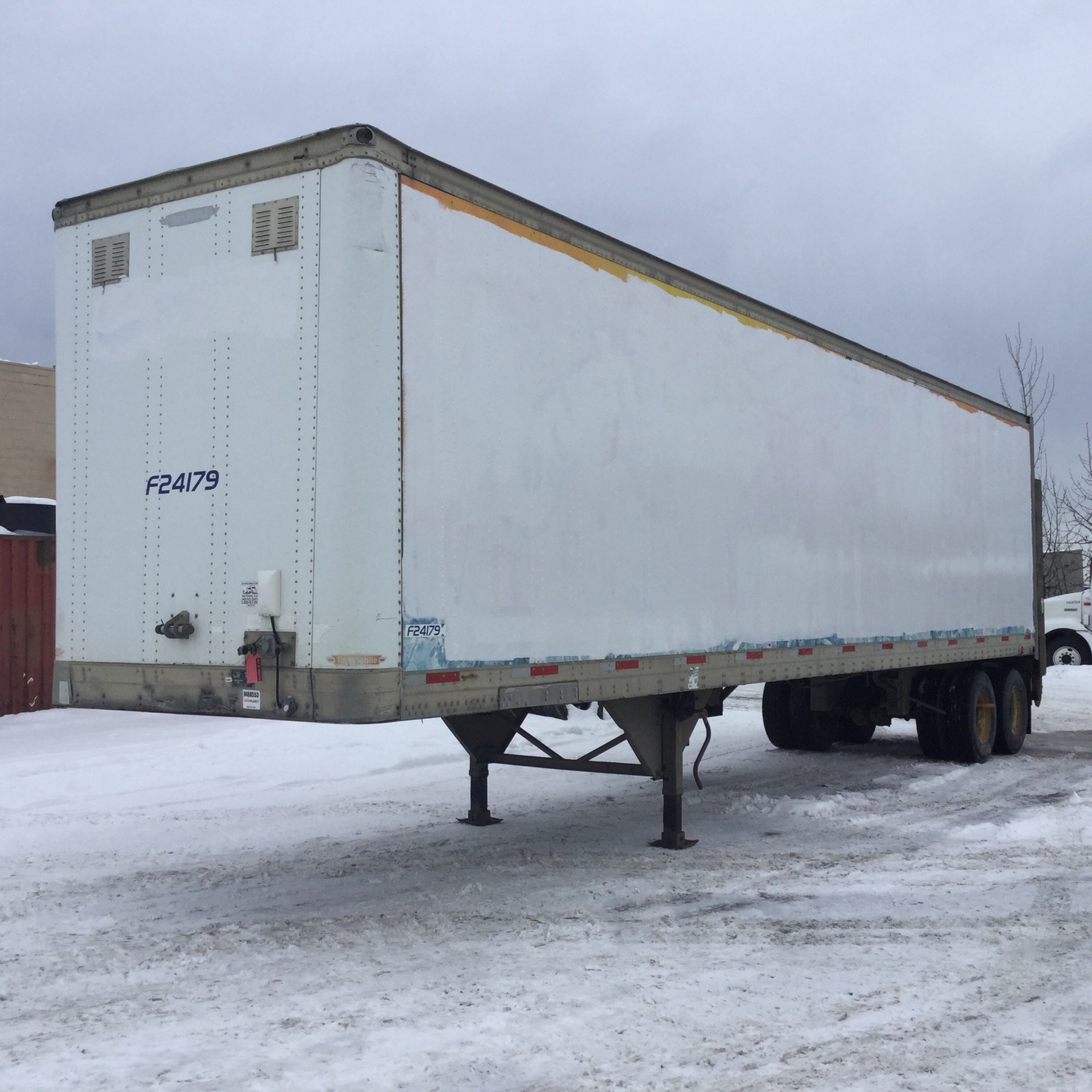 1999 65000 lb T/A Trim/Van Trailer