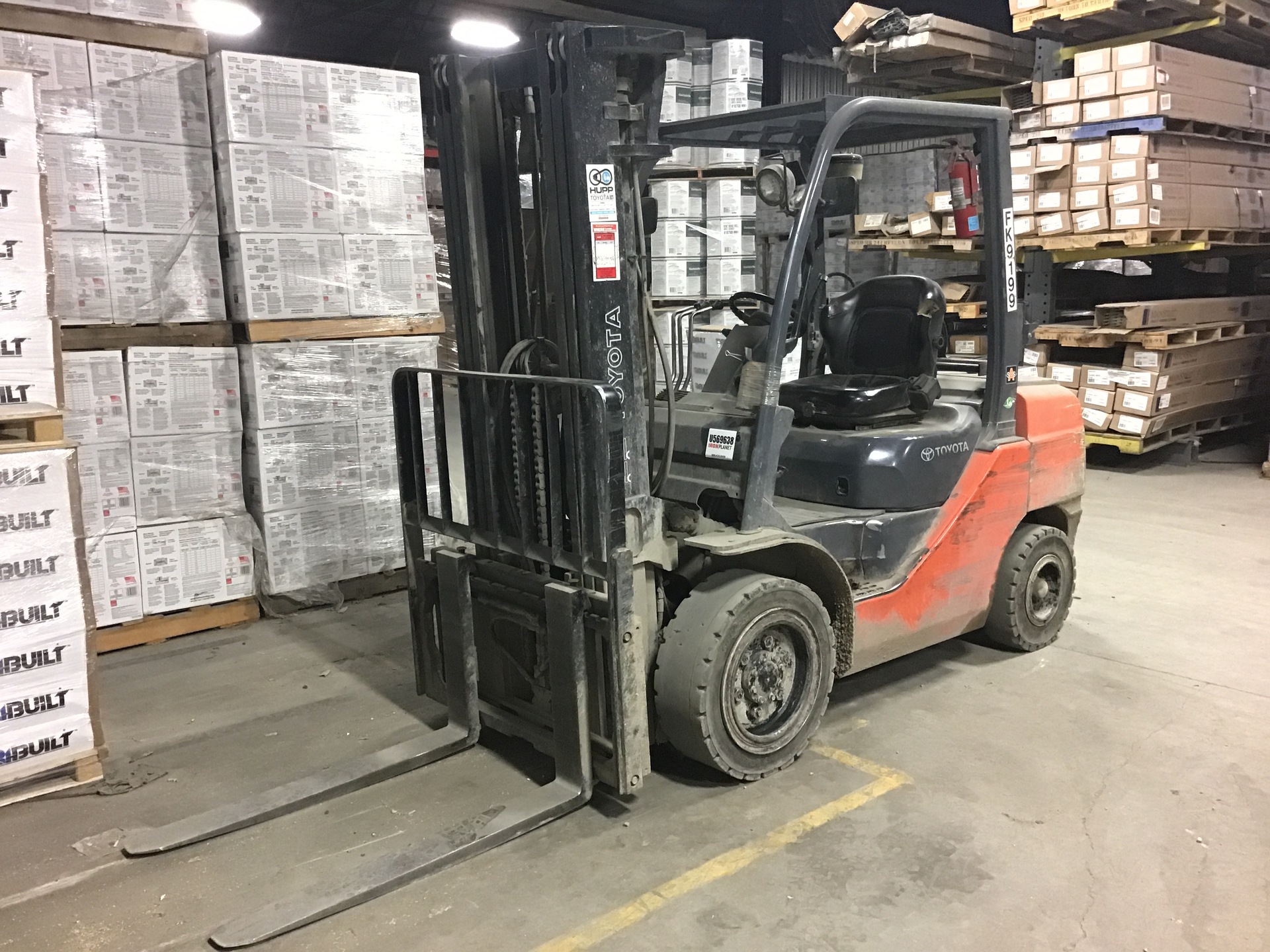 2009 Toyota 8FGU30 5620 lb Pneumatic Tire Forklift