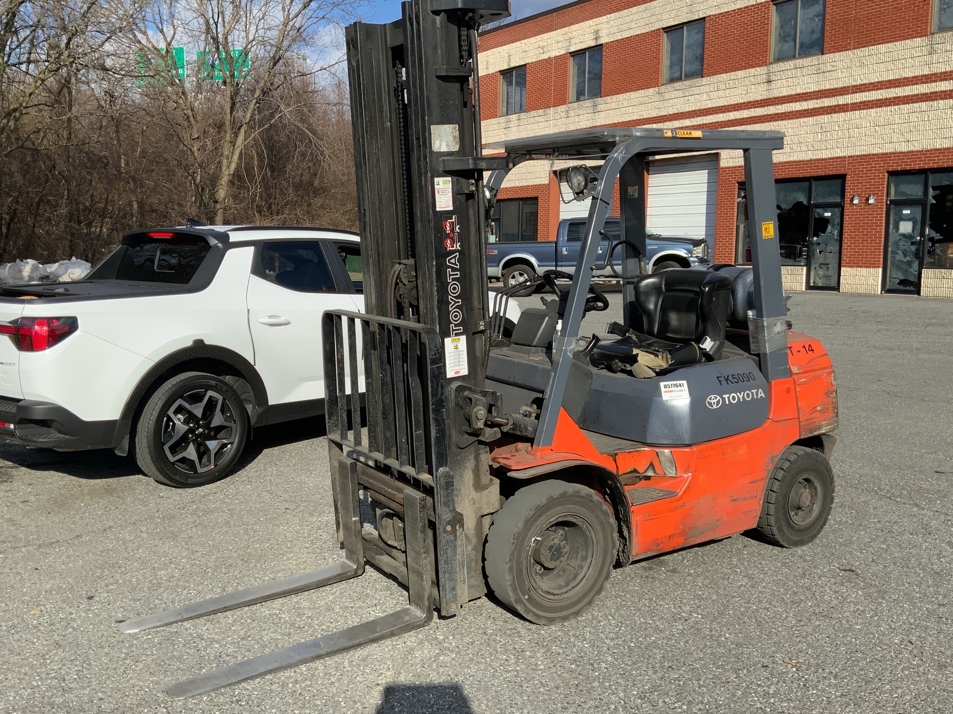 2005 Toyota 7FGU25 2300 lb Pneumatic Tire Forklift