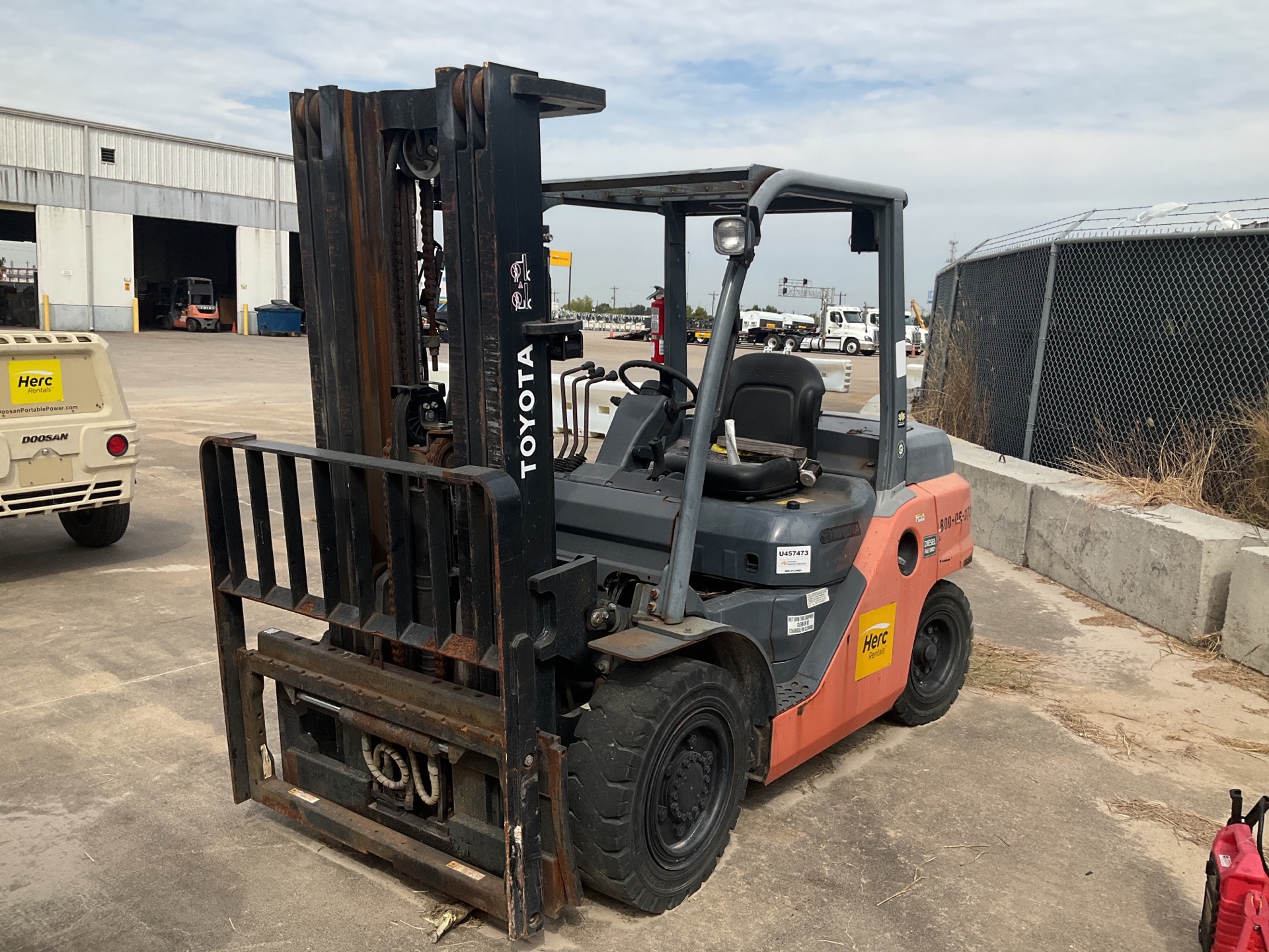 2015 Toyota 8FD35U 7000 lb Diesel Pneumatic Tire Forklift