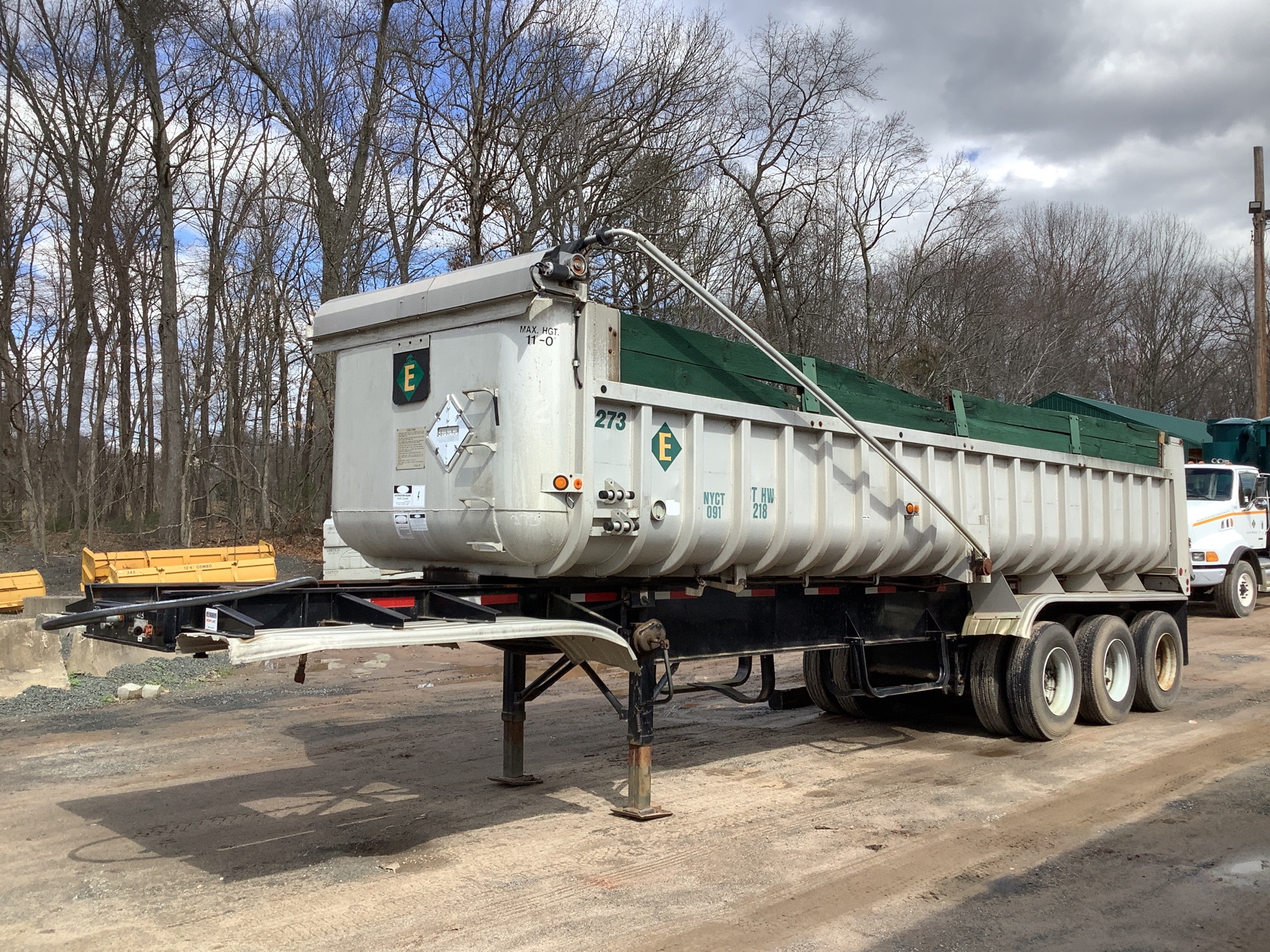 1986 Fruehauf NDX-F3-35 35 ft Tri/A End Dump Trailer